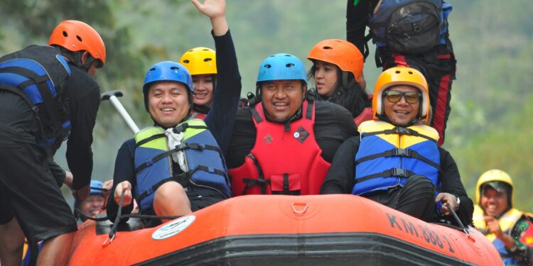 Sampah Ganggu Pasokan Air Baku, Perumda Tirta Pakuan Susur Sungai Cisadane