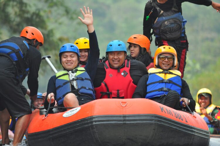 Sampah Ganggu Pasokan Air Baku, Perumda Tirta Pakuan Susur Sungai Cisadane