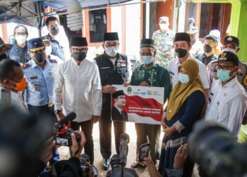 Gubernur Jabar Ridwan Kamil Datangi Korban Longsor di Bogor, Bagikan Bantuan hingga Sampaikan Duka