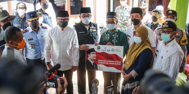 Gubernur Jabar Ridwan Kamil Datangi Korban Longsor di Bogor, Bagikan Bantuan hingga Sampaikan Duka