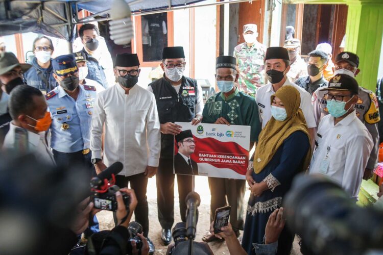 Gubernur Jabar Ridwan Kamil Datangi Korban Longsor di Bogor, Bagikan Bantuan hingga Sampaikan Duka