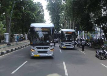 Heboh! Sopir Biskita Transpakuan Terlibat Cekcok dengan Pengendara