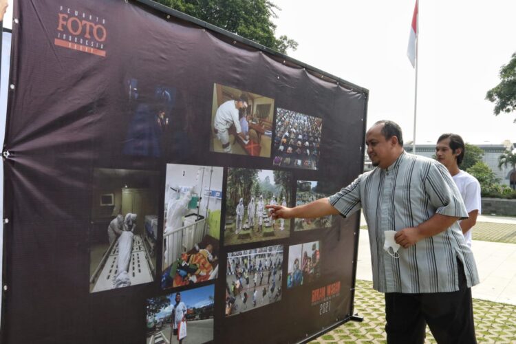 Kunjungi Pameran Foto, Atang Trisnanto Apresiasi Karya Foto Jurnalistik