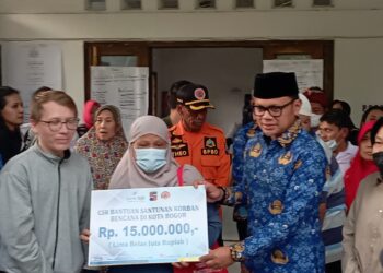 Mensos Risma Berikan Bantuan Kepada Korban Longsor Gg Barjo