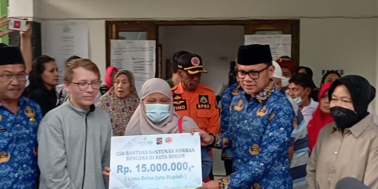 Mensos Risma Berikan Bantuan Kepada Korban Longsor Gg Barjo