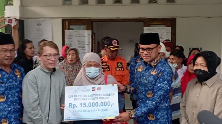 Mensos Risma Berikan Bantuan Kepada Korban Longsor Gg Barjo