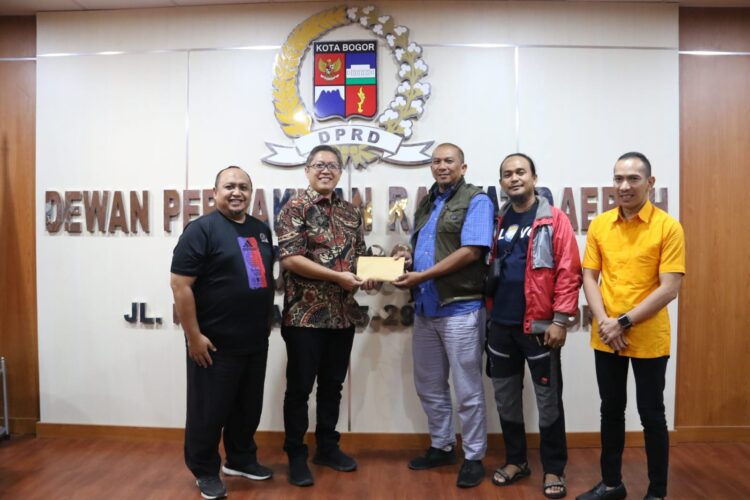 Peduli Korban Cianjur, DPRD Kota Bogor Salurkan Bantuan Melalui PWI dan Gerakan Anak Negeri