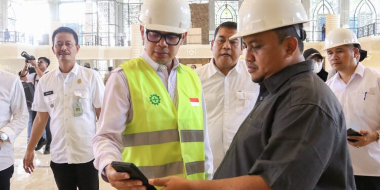 Tinjau Masjid Agung, Atang Minta Pekerjaan Perhatikan Kualitas dan Selesai Tepat Waktu