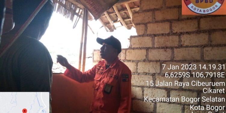 Diterjang Angin Kencang, Rumah Warga di Bogor Terancam Roboh