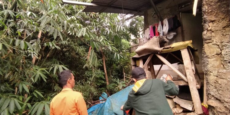 Dua Rumah Warga Bogor Rusak Tergerus Tanah Longsor