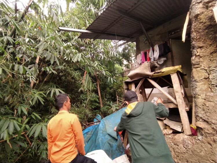 Dua Rumah Warga Bogor Rusak Tergerus Tanah Longsor
