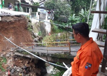 Jembatan Penghubung Dua Kampung di Kota Bogor Ambruk