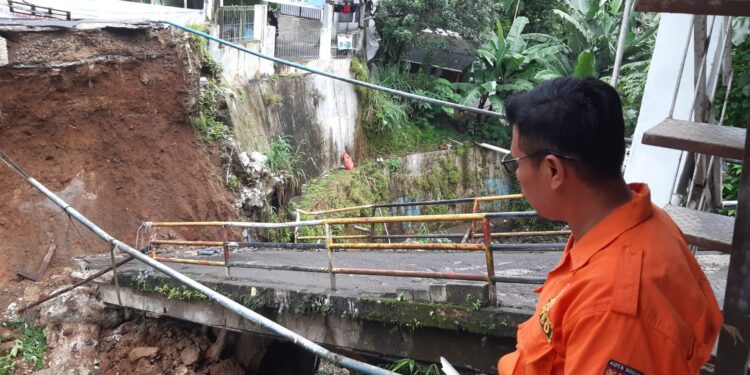 Jembatan Penghubung Dua Kampung di Kota Bogor Ambruk