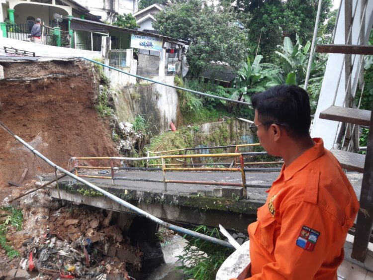 Jembatan Penghubung Dua Kampung di Kota Bogor Ambruk