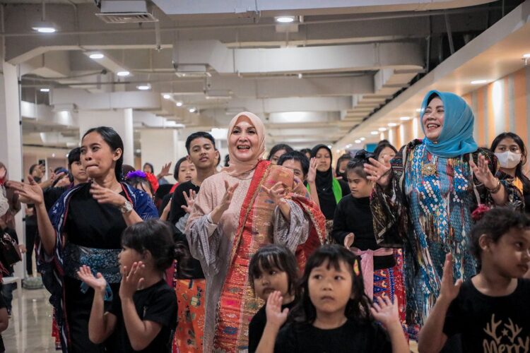 Antusias, Yantie Rachim Menari Bareng Anak Difabel
