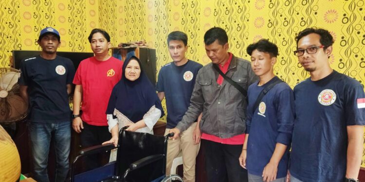 Dukung Katar Mutiara Sindangrasa, Andri Saleh Amarald Berikan Kursi Roda ke Penyandang Difabel