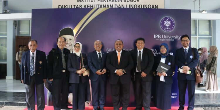 Ketua DPRD Kota Bogor, Atang Trisnanto Raih Gelar Doktor dari IPB University