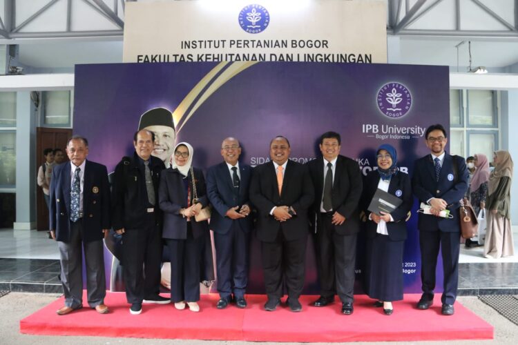 Ketua DPRD Kota Bogor, Atang Trisnanto Raih Gelar Doktor dari IPB University
