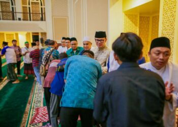 Bima Arya Salat Tarawih Hari Pertama di Masjid Agung