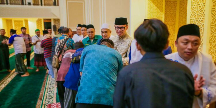 Bima Arya Salat Tarawih Hari Pertama di Masjid Agung