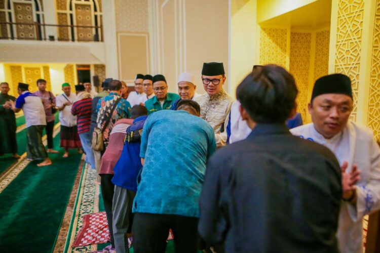 Bima Arya Salat Tarawih Hari Pertama di Masjid Agung