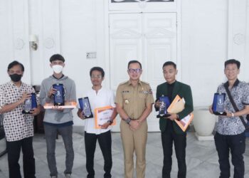 Bima Arya Serahkan Hadiah Uang Tunai Juara Lomba Foto dan Video CGM BSF