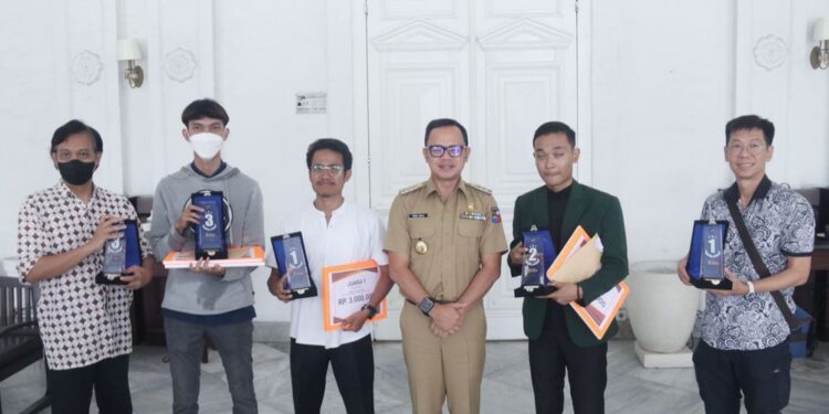Bima Arya Serahkan Hadiah Uang Tunai Juara Lomba Foto dan Video CGM BSF