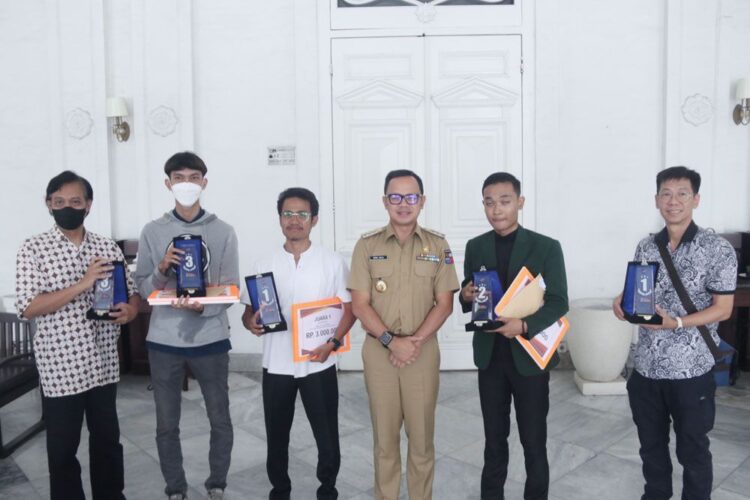 Bima Arya Serahkan Hadiah Uang Tunai Juara Lomba Foto dan Video CGM BSF