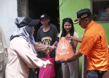 Rumah Warga Cimahpar Ambruk, Sekda Syarifah Sigap Beri Bantuan