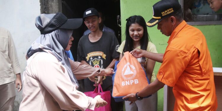 Rumah Warga Cimahpar Ambruk, Sekda Syarifah Sigap Beri Bantuan
