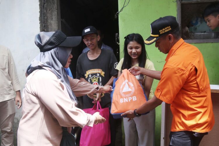 Rumah Warga Cimahpar Ambruk, Sekda Syarifah Sigap Beri Bantuan