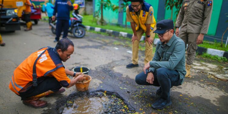 Patroli Jalan Rusak, Bima Arya Perintahkan Jika Membahayakan Langsung Tambal