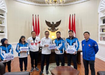 Bima Arya Serahkan Kadeudeuh Atlet dan Pelatih Berprestasi di Porprov dan SEA Games 2022