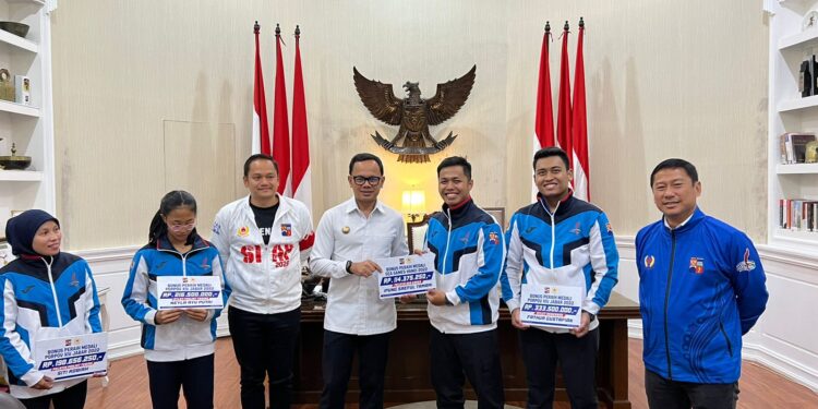 Bima Arya Serahkan Kadeudeuh Atlet dan Pelatih Berprestasi di Porprov dan SEA Games 2022