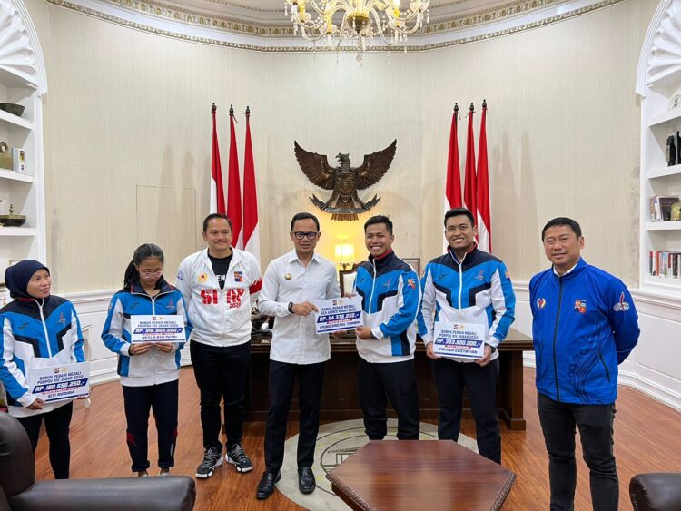 Bima Arya Serahkan Kadeudeuh Atlet dan Pelatih Berprestasi di Porprov dan SEA Games 2022