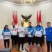 Bima Arya Serahkan Kadeudeuh Atlet dan Pelatih Berprestasi di Porprov dan SEA Games 2022