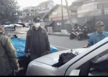 Pedagang Sepatu Sandal Specialis Subuh di depan gedung Blok AB Harus Clear Pukul 7 Pagi