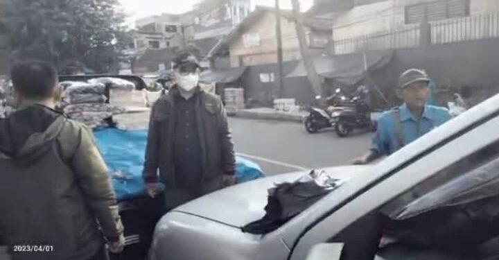 Pedagang Sepatu Sandal Specialis Subuh di depan gedung Blok AB Harus Clear Pukul 7 Pagi