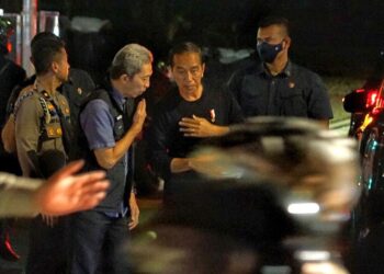 Dedie Rachim Dampingi Presiden Jokowi Bagikan Paket Sembako