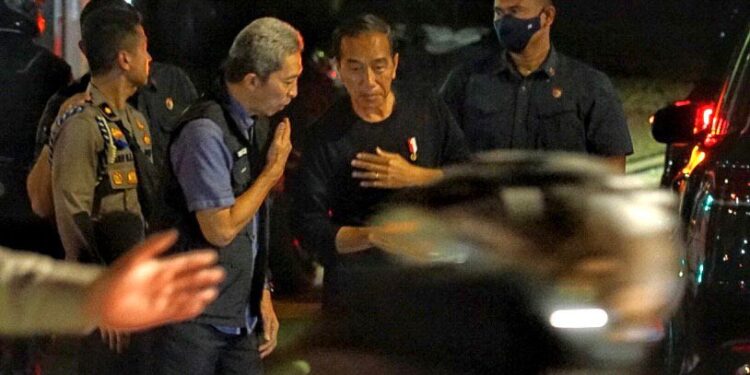 Dedie Rachim Dampingi Presiden Jokowi Bagikan Paket Sembako