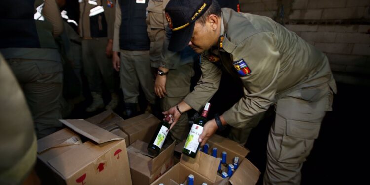 Nah Loh! Warung Kelontong di Bogor Jual Miras Pakai Izin Palsu