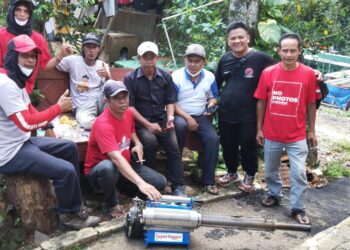 Cegah DBD, PAC PDIP Bogor Barat dan LPM Kelurahan Curug Gencar Lakukan Fogging