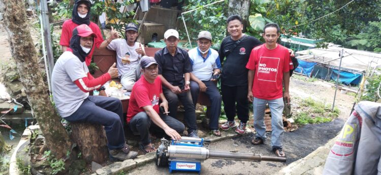 Cegah DBD, PAC PDIP Bogor Barat dan LPM Kelurahan Curug Gencar Lakukan Fogging