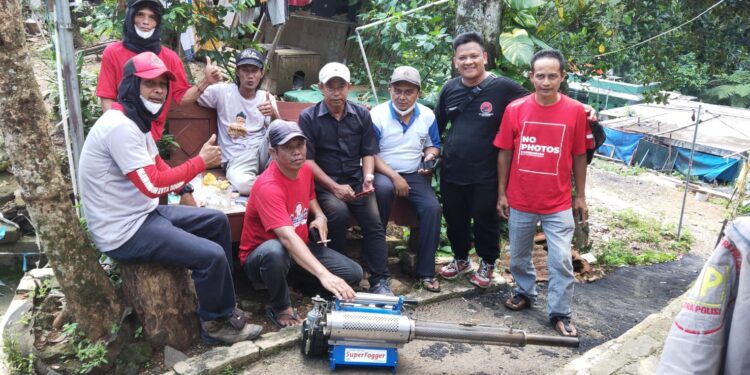 Cegah DBD, PAC PDIP Bogor Barat dan LPM Kelurahan Curug Gencar Lakukan Fogging
