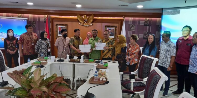 Sambangi Kantor Kementerian Sosial RI  Komisi IV Sampaikan Laporan Aspirasi Masyarakat Terkait Bansos