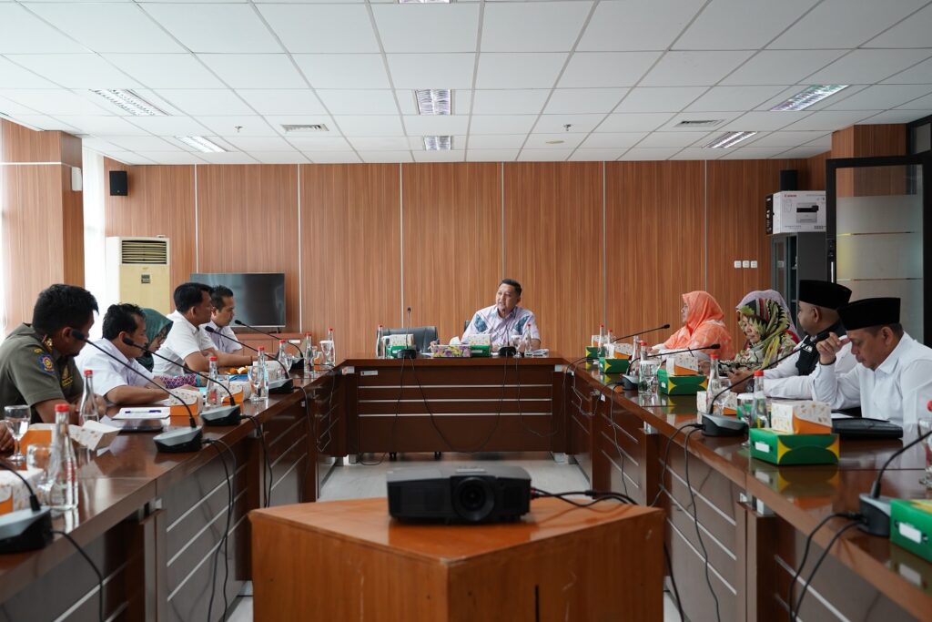 •Ketua Tim Pansus Raperda Pinjol, Sendhy Pratama saat memimpin rapat pansus bersama SKPD terkait