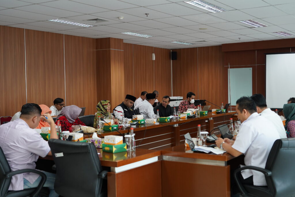 •Suasana rapat kerja Tim Pansus Raperda Pinjol di ruang Bapemperda DPRD Kota Bogor