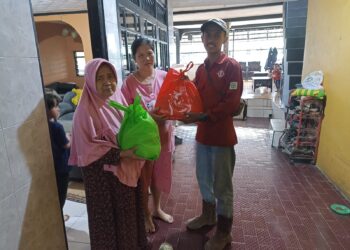 Beri Manfaat, Kontraktor Underpass Stasiun Batutulis Sebar Sembako ke Warga Terdampak