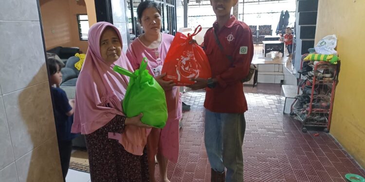 Beri Manfaat, Kontraktor Underpass Stasiun Batutulis Sebar Sembako ke Warga Terdampak