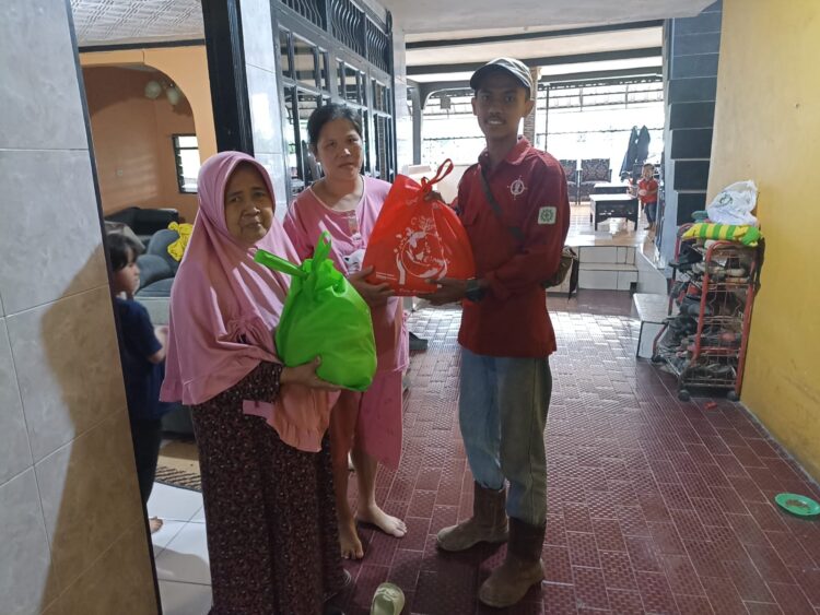 Beri Manfaat, Kontraktor Underpass Stasiun Batutulis Sebar Sembako ke Warga Terdampak